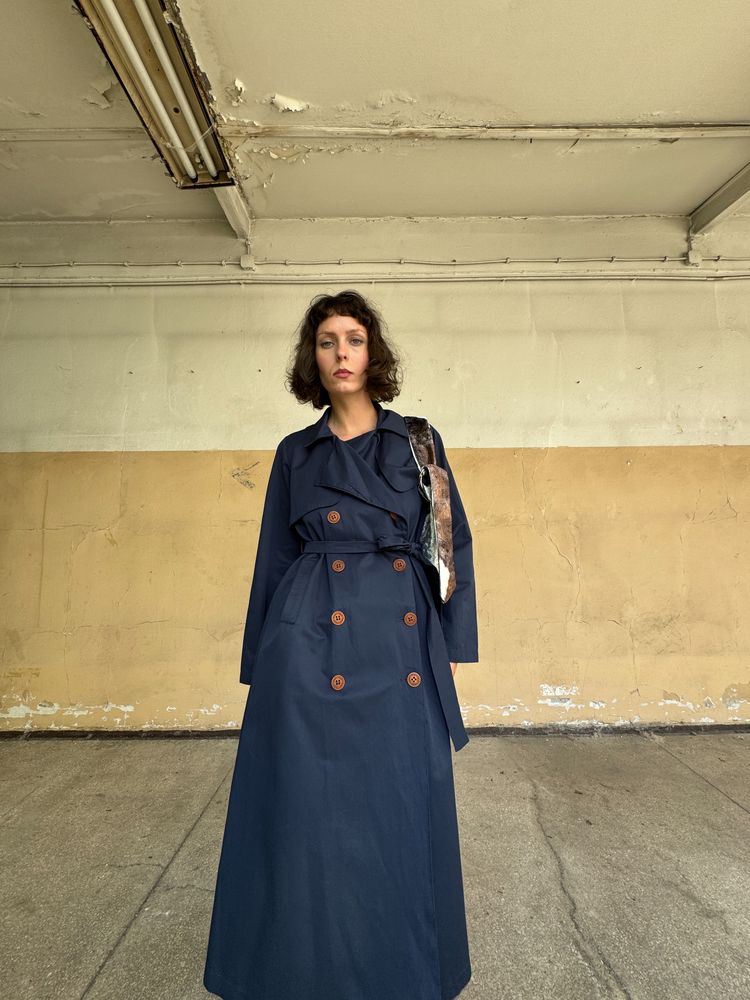 navy blue trench coat obraz 4