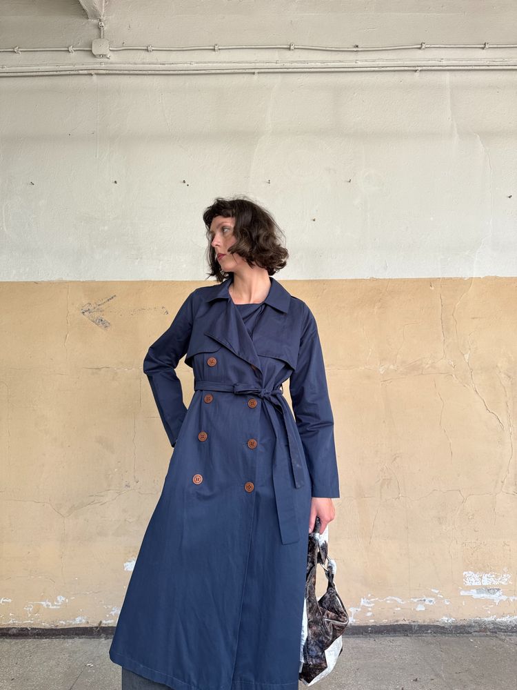 navy blue trench coat obraz 2