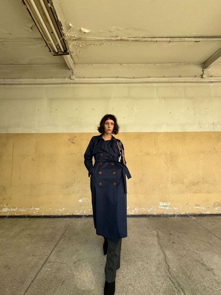 navy blue trench coat obraz 5