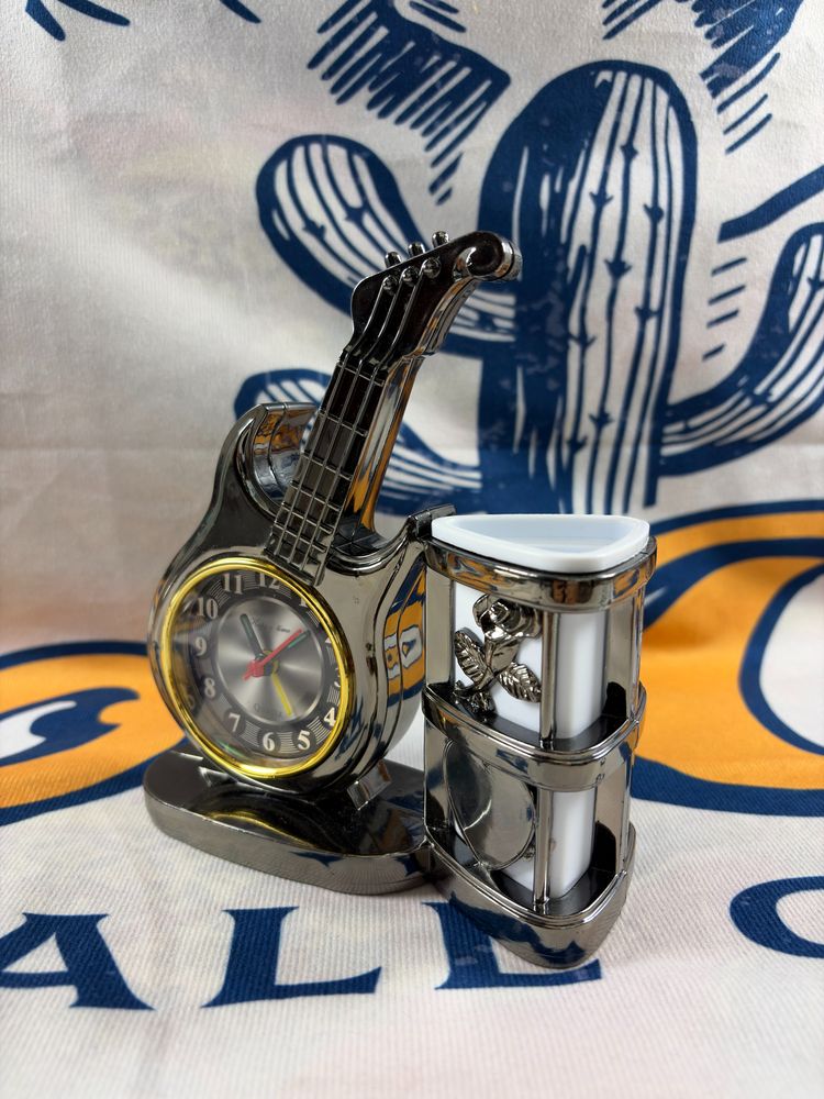 Immagine di Guitar-Shaped Clock With Pen Holder 3