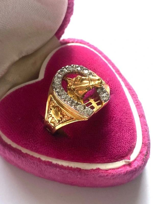 Gold Ring With Horse Head And Horseshoe Design imagen 2