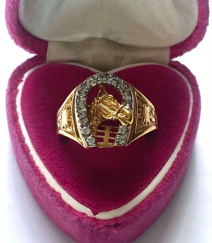 Gold Ring With Horse Head And Horseshoe Design imagen 4