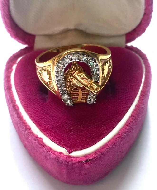Gold Ring With Horse Head And Horseshoe Design imagen 3
