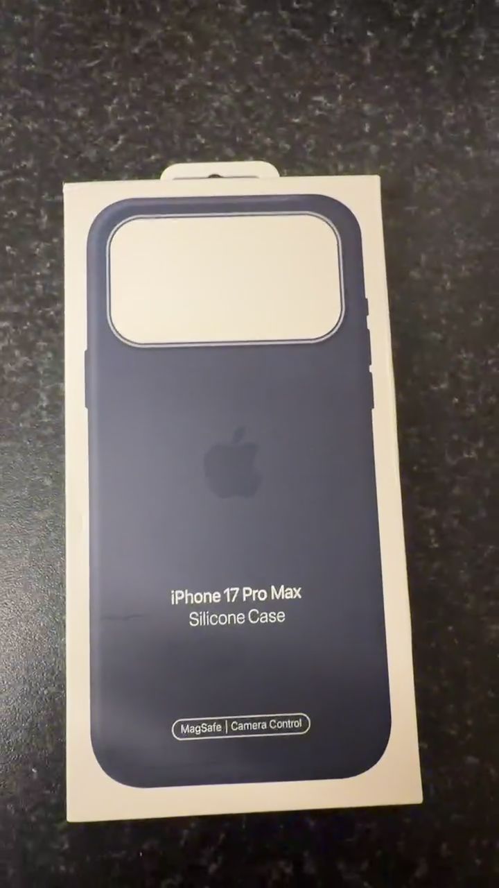 Apple iPhone 17 Pro Max Silicone Case-MagSafe-midnight colour obraz 1