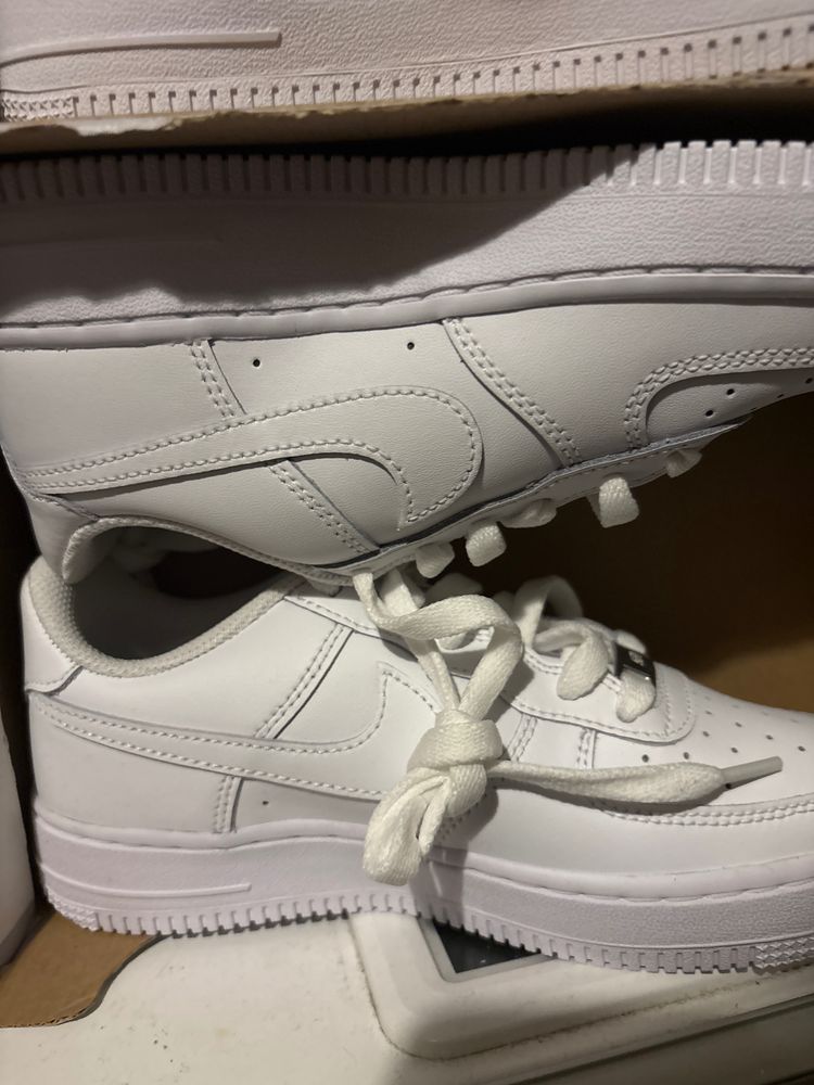 Immagine di White Sneakers 1