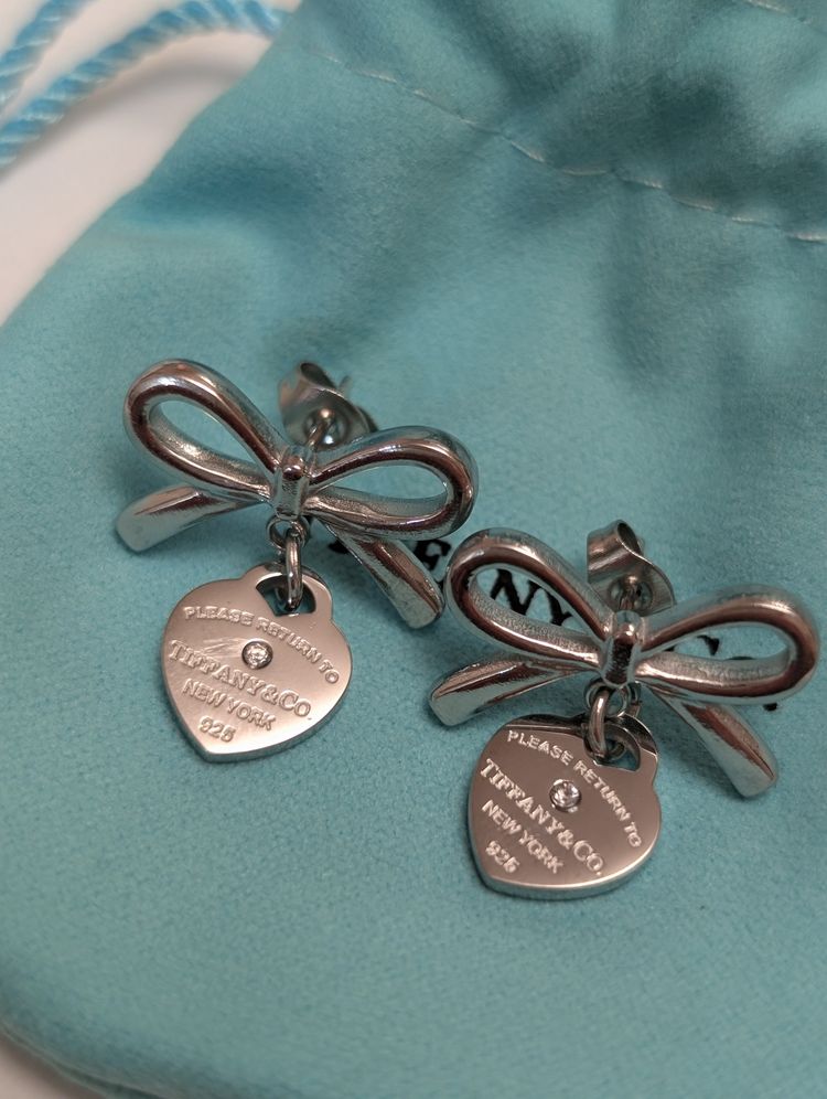 Silver Bow Heart Earrings obraz 1