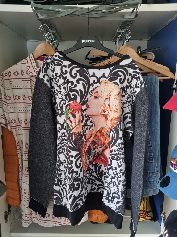 Catch Graphic Sweatshirt product image