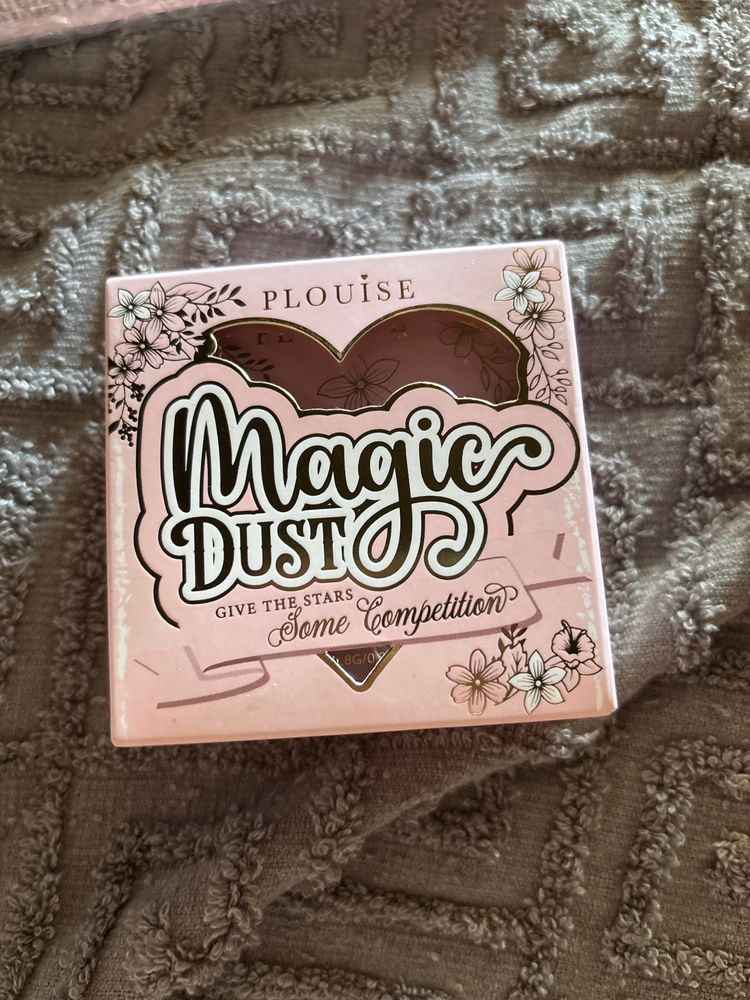 Plouise Magic Dust Makeup 