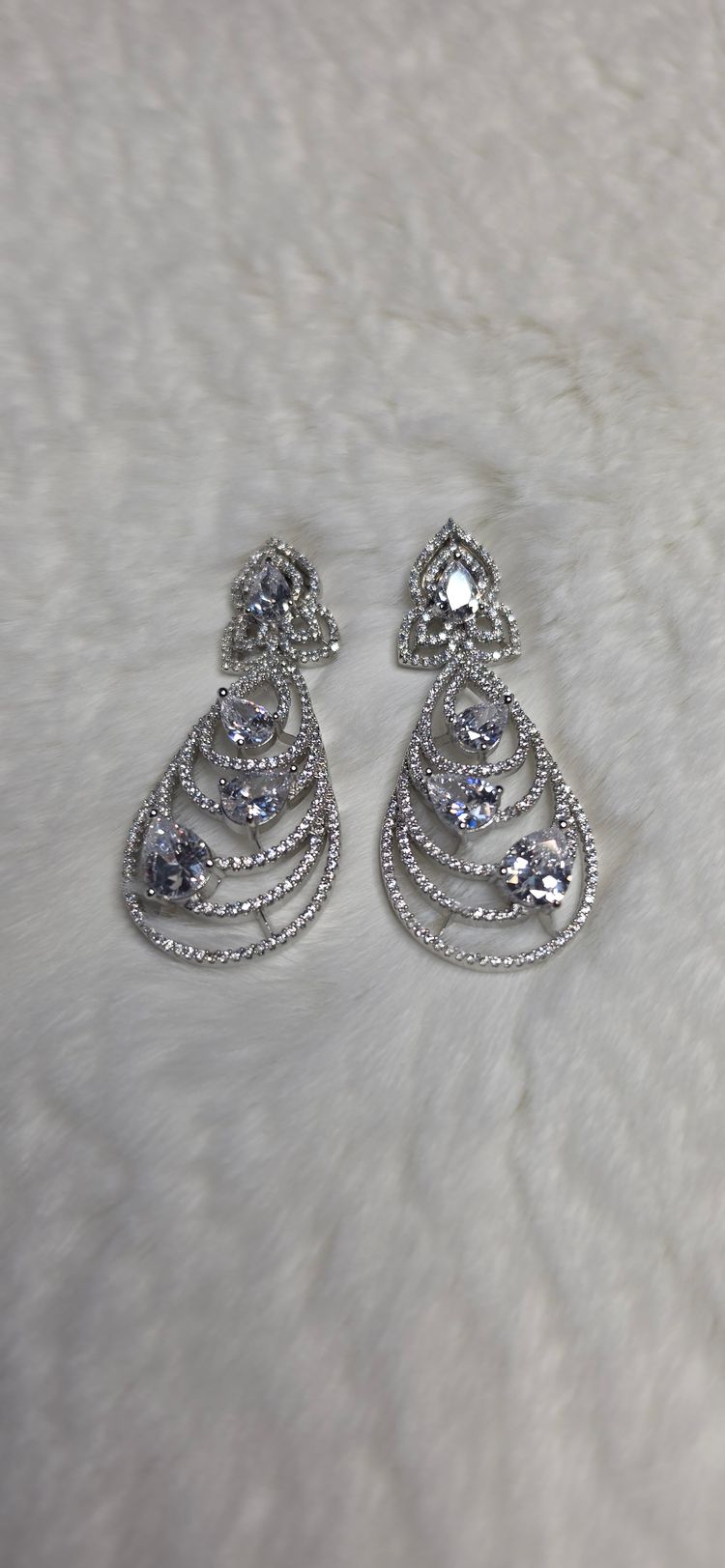 Immagine di Silver-Tone Drop Earrings With Clear Stones 3
