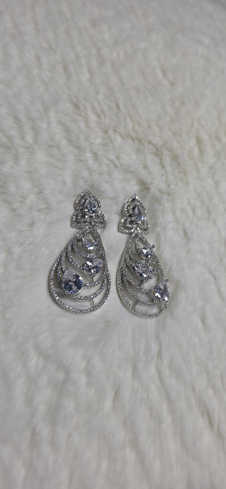 Immagine di Silver-Tone Drop Earrings With Clear Stones 2