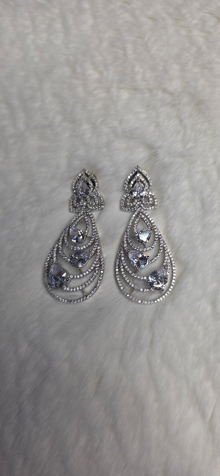Immagine di Silver-Tone Drop Earrings With Clear Stones 1