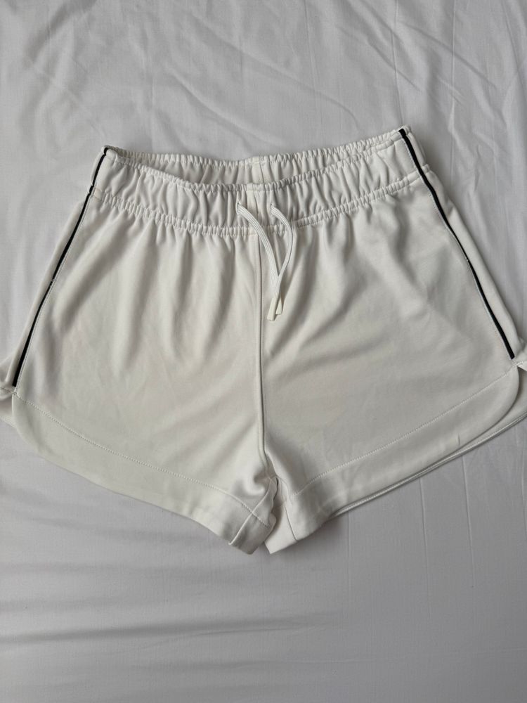 Zara White Shorts With Black Side Stripe imagen 1