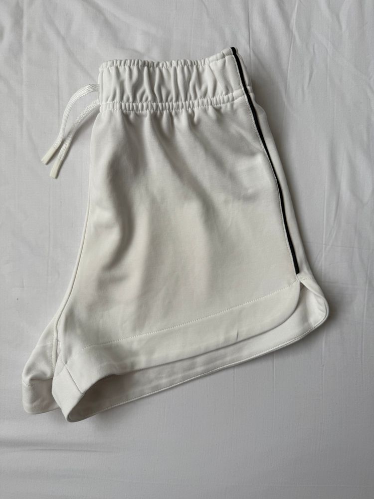 Zara White Shorts With Black Side Stripe imagen 5