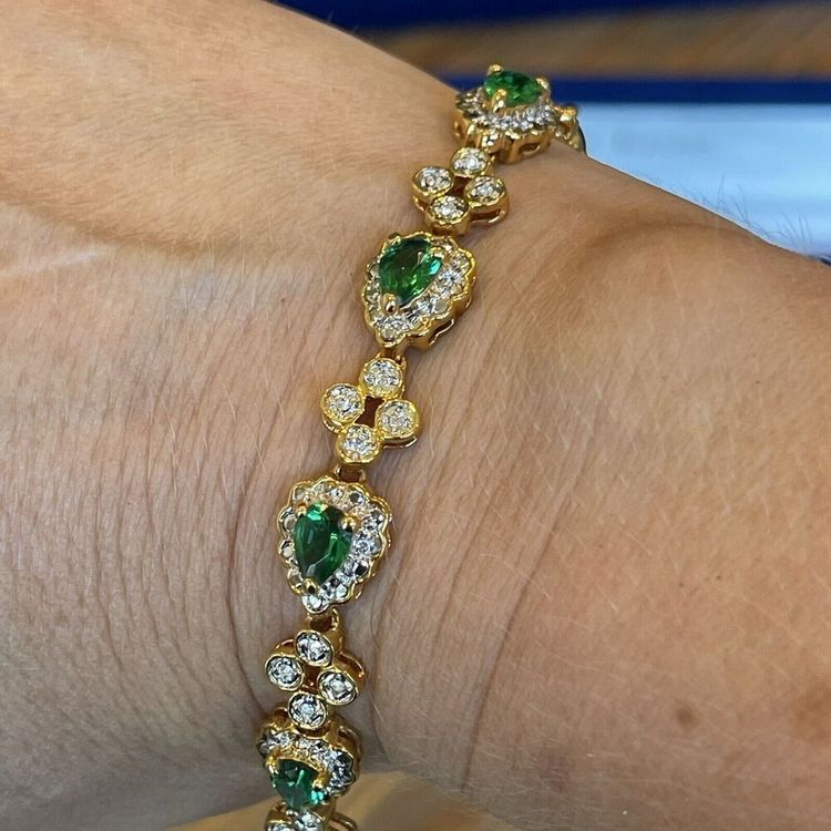 Gold Bracelet With Green And Clear Stones imagen 3