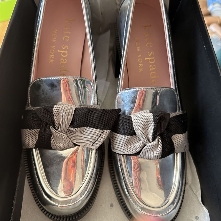 Kate Spade Leandra Block Heeled Loafer Silver With Bow Uk 7 BNIB imagen 1