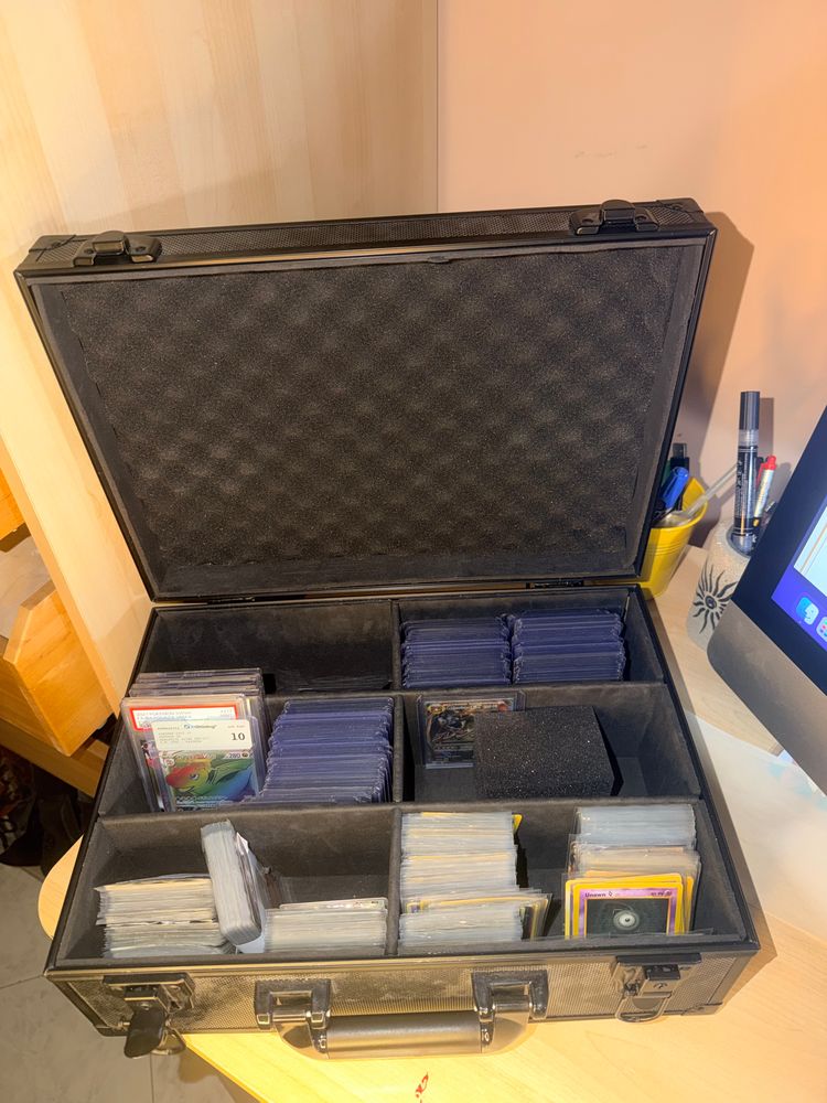 Megalotto con valigetta 1000 card Pokémon circa  imagen 1