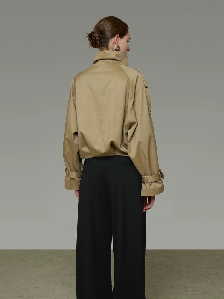 Immagine di Beige Cropped Jacket With Black Wide-Leg Pants 2