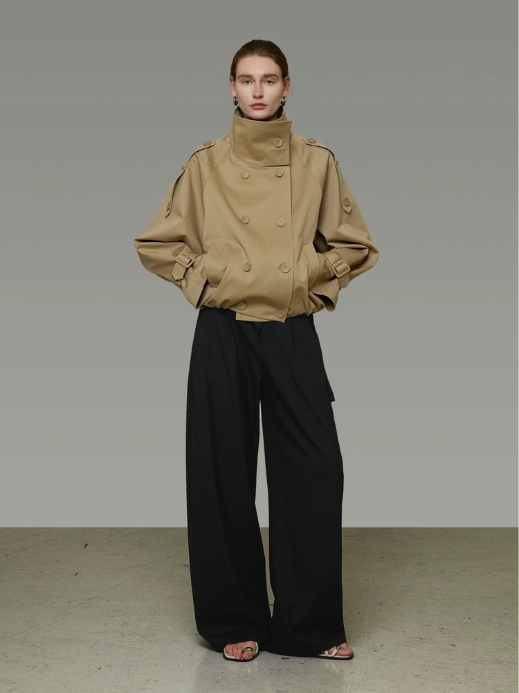 Immagine di Beige Cropped Jacket With Black Wide-Leg Pants 1