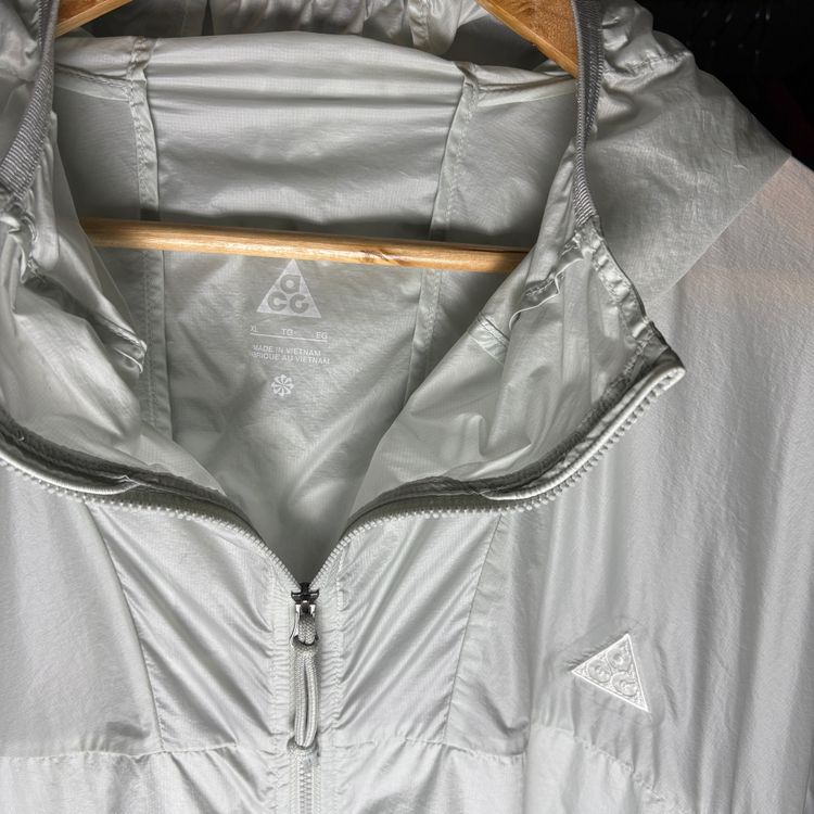 Immagine di Nike Acg Silver Windbreaker Jacket 2