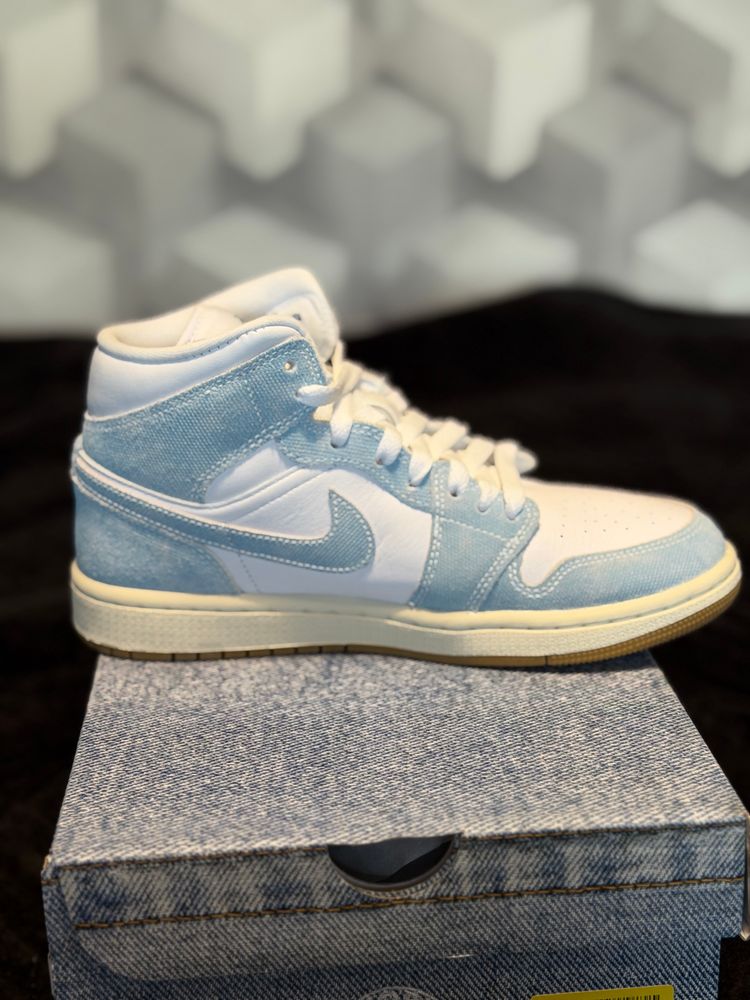 Nike Air Jordan 1 Mid Sneakers image 5