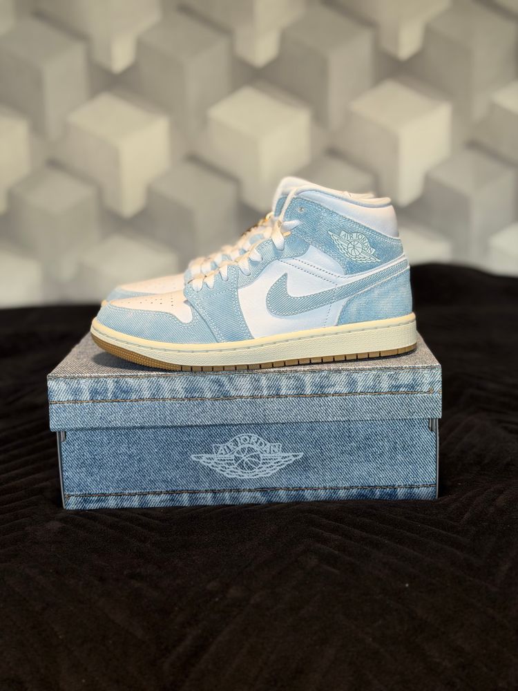 Nike Air Jordan 1 Mid Sneakers image 1