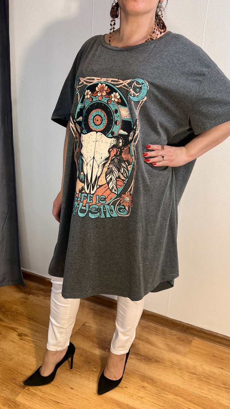 Grey Oversized T-Shirt Dress With Graphic Print   Niepowtarzalna dzianinowa tunika szary T-shirt bawełniany r. 50 shein fit Plus Size imagen 4