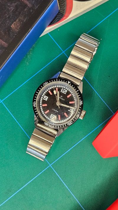 Black Dial Wristwatch With Metal Band