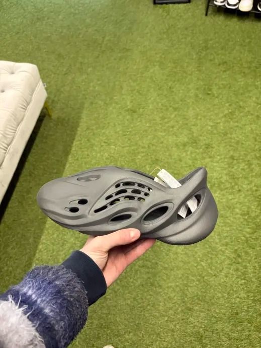 Yeezy YEEZY FOAM CARBON product image