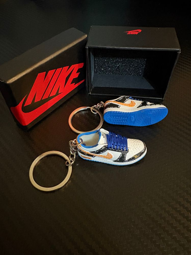 Nike low dunks Sneaker Keychains including pair and box  image 1