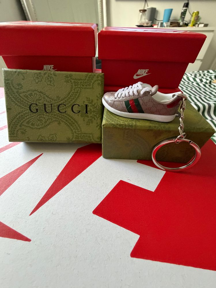 Gucci Mini Sneaker Keychain imagen 2