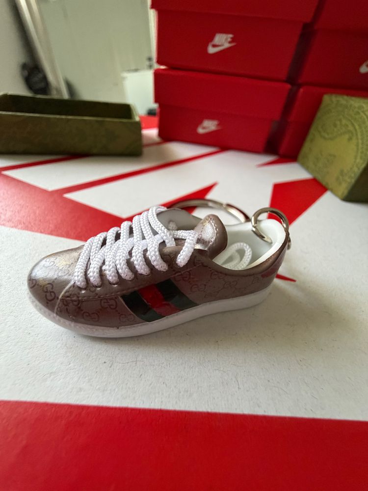 Gucci Mini Sneaker Keychain imagen 3