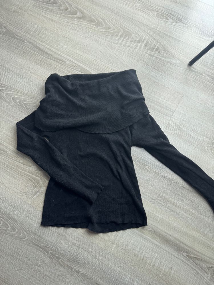 Black Off-Shoulder Long Sleeve Top
