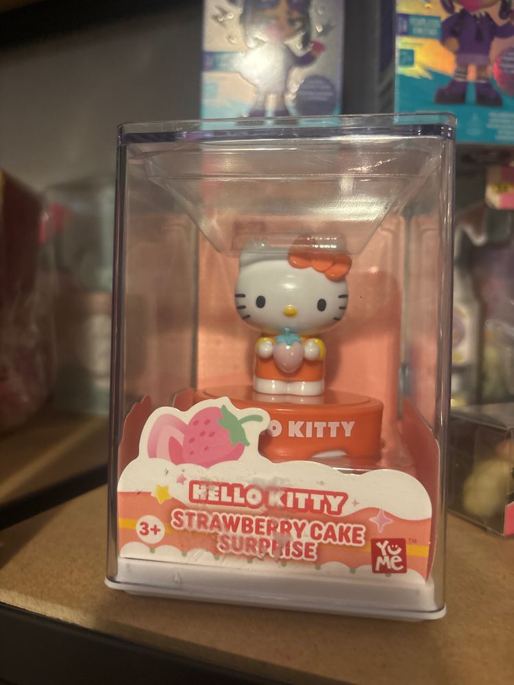 Hello Kitty Strawberry Cake Surprise Figure