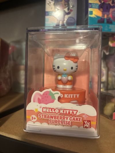 Hello Kitty Strawberry Cake Surprise Figure