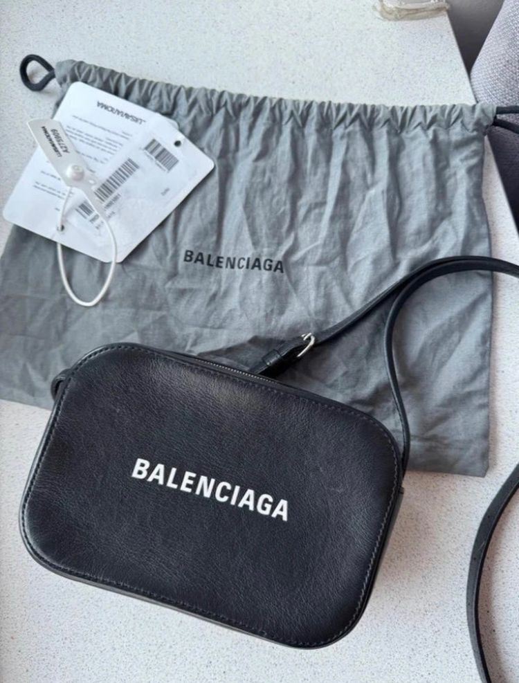 Immagine di Balenciaga Everyday XS Camera Bag Crossbody 2