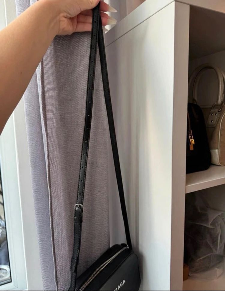 Immagine di Balenciaga Everyday XS Camera Bag Crossbody 6