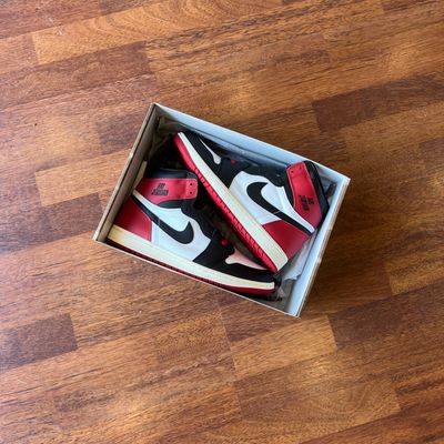 Jordan 1 Retro High OG Black Toe Reimagined Taglia 41 (Nuova)