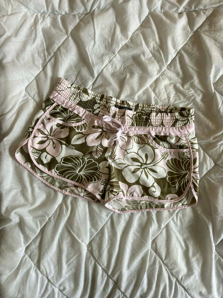 ONLY Hawajskie spodenki szorty y2k ibiza style Only Floral Print Shorts product image