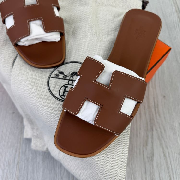Immagine di Hermes Women’s Oran Gold Sandals 7