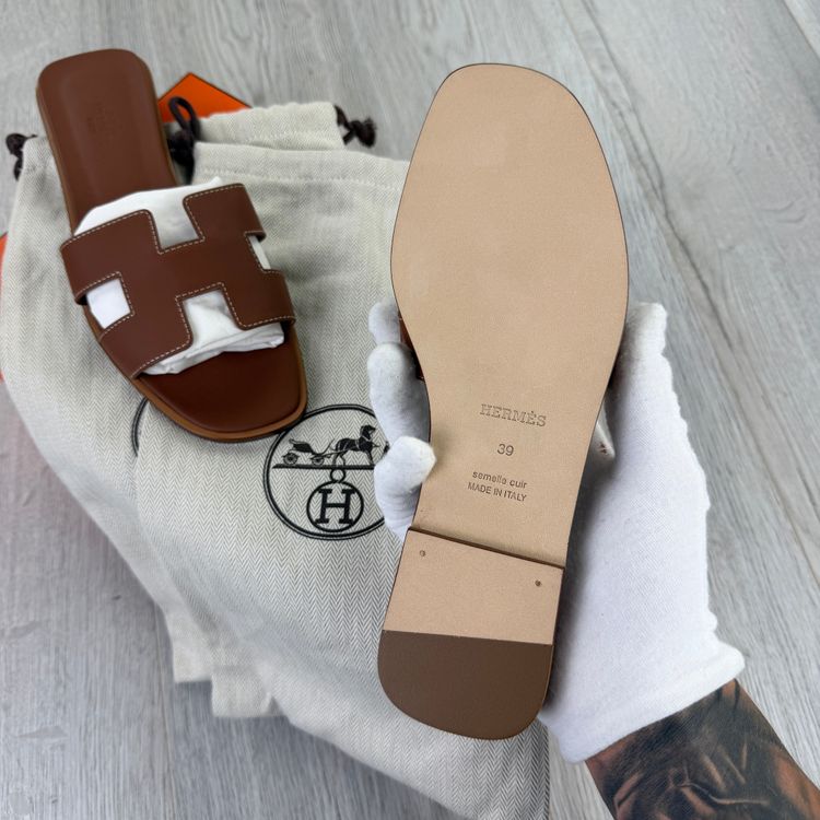 Immagine di Hermes Women’s Oran Gold Sandals 5