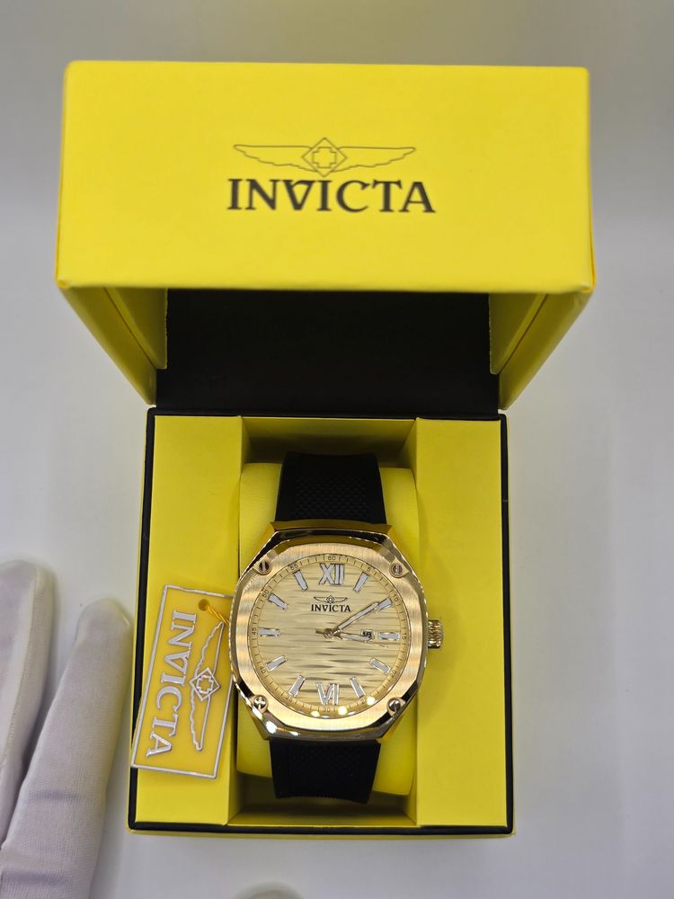 Invicta Akula Gold-Tone Wristwatch With Black Strap imagen 3