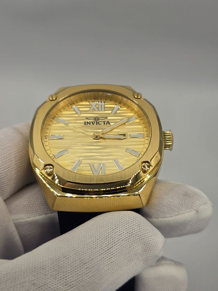 Invicta Akula Gold-Tone Wristwatch With Black Strap imagen 2