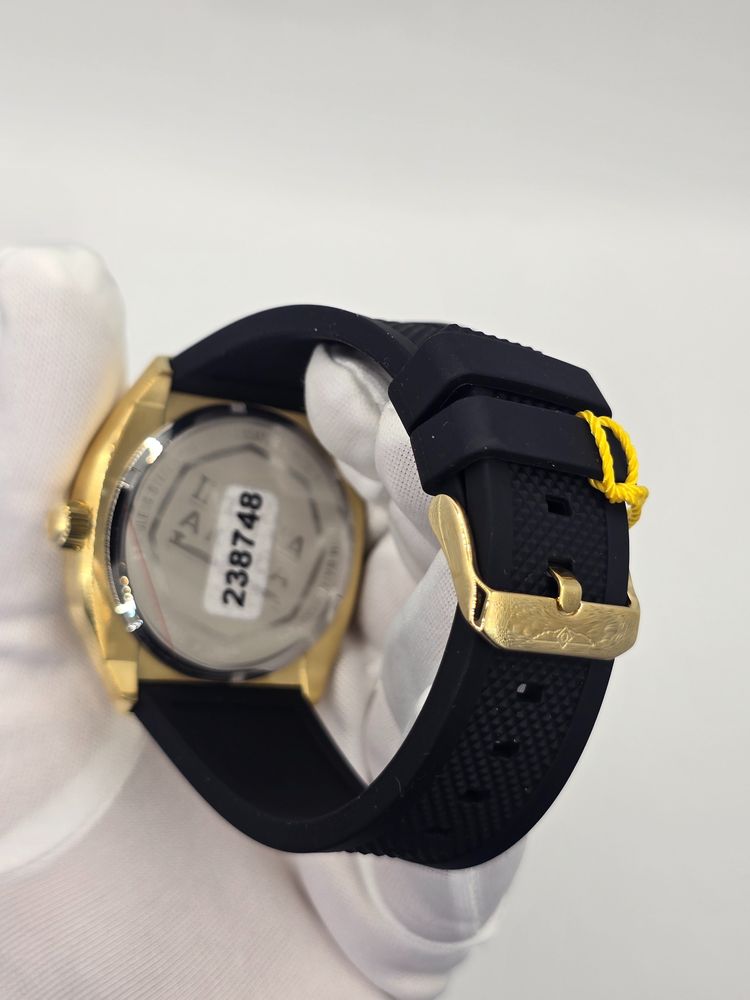 Invicta Akula Gold-Tone Wristwatch With Black Strap imagen 5