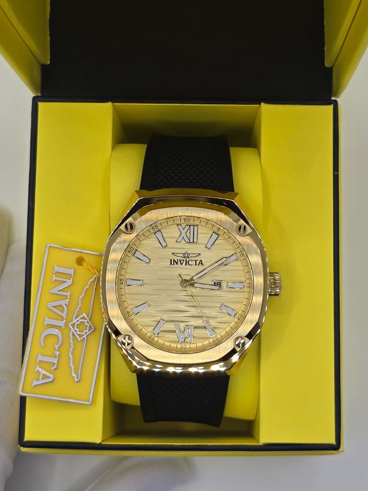 Invicta Akula Gold-Tone Wristwatch With Black Strap imagen 4