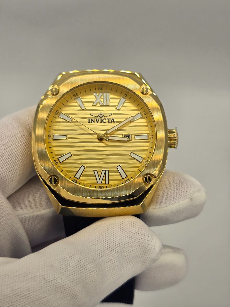 Invicta Akula Gold-Tone Wristwatch With Black Strap imagen 1