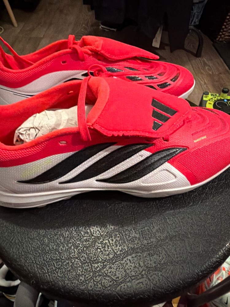Adidas Red And Black Sports Shoes imagen 1