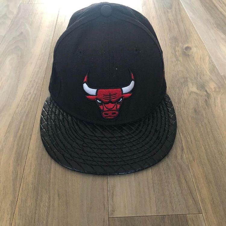 *VINTAGE* New Era x NBA Chicago Bulls Fitted Cap, Size 7 1/2, Black Red