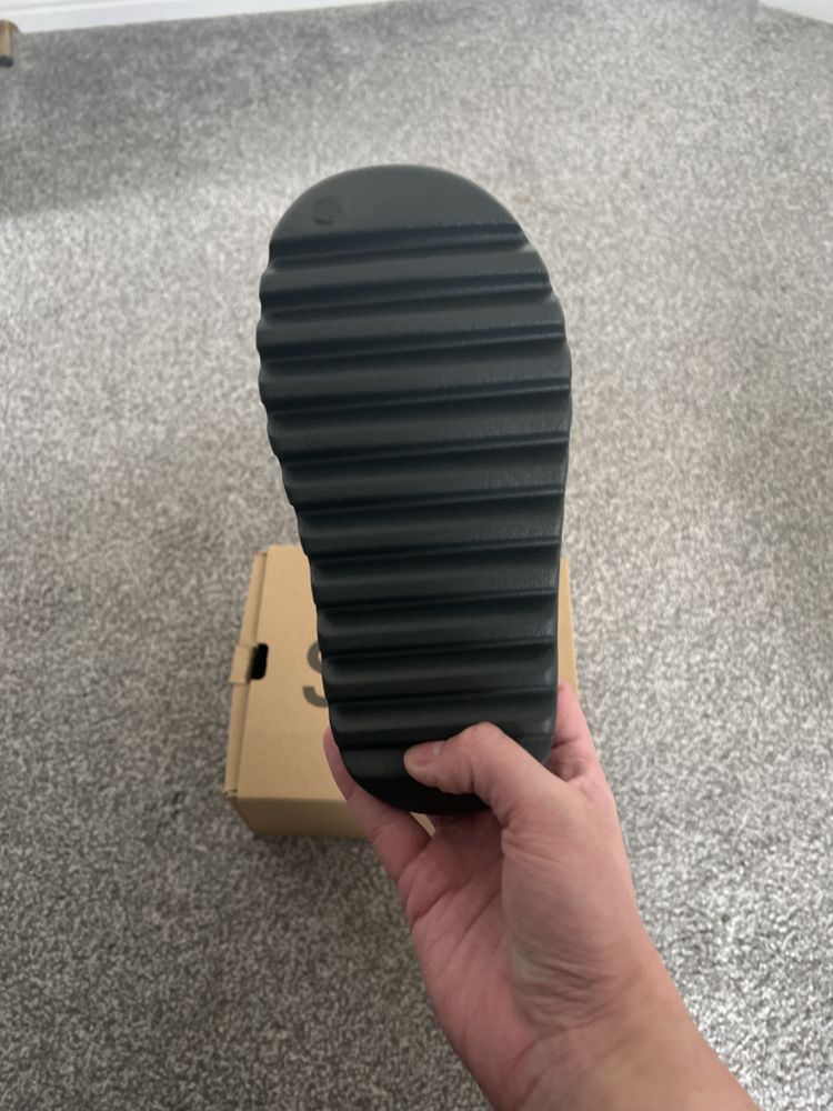 Immagine di Yeezy slide uk3 dark onyx 1