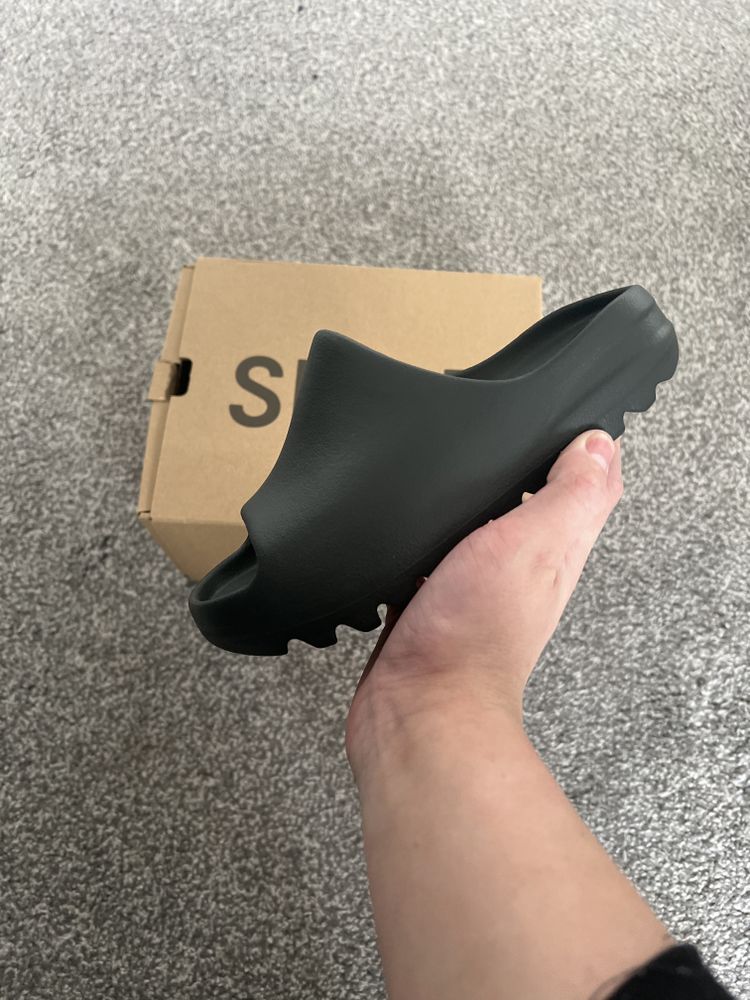 Yeezy slide uk3 dark onyx image 1