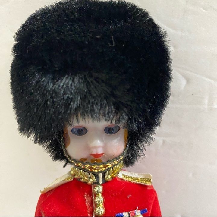 Doll In British Guard Uniform obraz 3